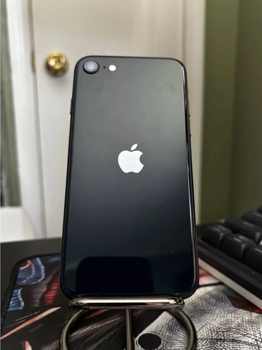 Apple iPhone SE 3 in Midnight Black with 64GB storage and iOS 18.3.2